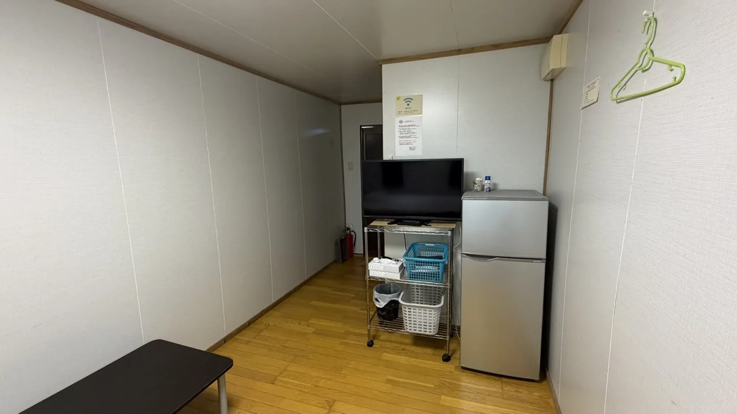客室 テレビと冷蔵庫